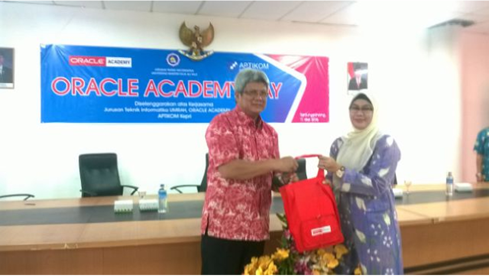 Penyerahan cindera mata dari pihak Oracle Academy Day (Nurul Huda) ke Rektor UMRAH (Prof. Syafsir Aklus) Credit by: F. Yoga
